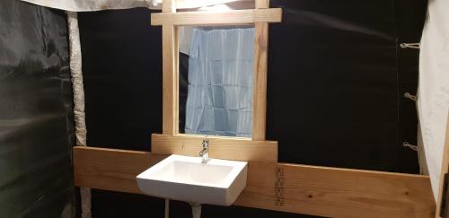 een badkamer met een wastafel en een raam bij Satpura Resort in Pachmarhī