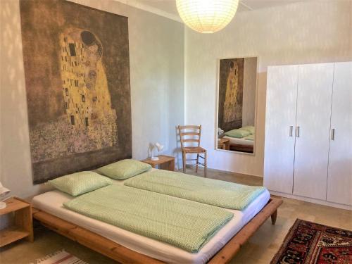 ロカルノにあるBellaterra Bのベッドルーム1室(壁に絵画が描かれたベッド1台付)