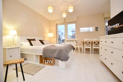 コウォブジェクにあるApartamenty NAVIGATOR-PORTのベッドルーム1室(ベッド1台付)、ダイニングルームが備わります。