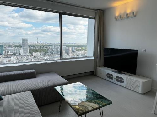 TV a/nebo společenská místnost v ubytování Paris Bleu