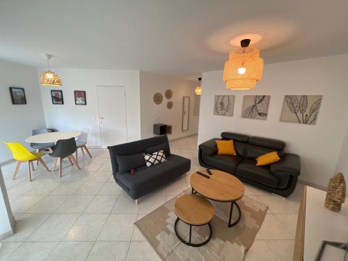 un salon avec un canapé et une table dans l'établissement Appartemment Cozy Vue sur Mer, à Marseille