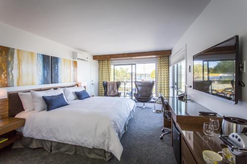 Postel nebo postele na pokoji v ubytování Qualicum Beach Inn