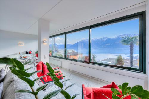 salon z kanapą i dużym oknem w obiekcie Wonderful Blick Apartment Orselina - Happy Rentals w mieście Orselina