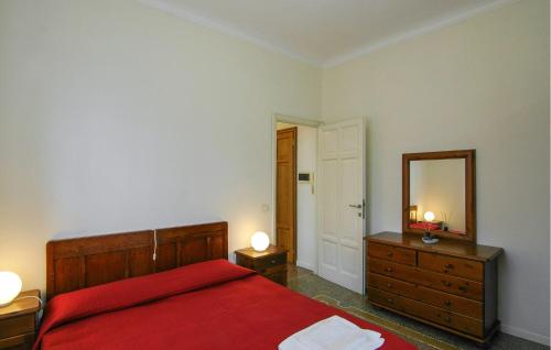 1 dormitorio con cama roja y espejo en 1 Bedroom Pet Friendly Apartment In Loco Di Rovegno, en Torriglia
