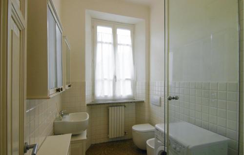 baño con aseo y ventana en 1 Bedroom Pet Friendly Apartment In Loco Di Rovegno, en Torriglia