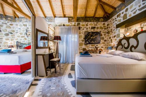 1 dormitorio con 2 camas y escritorio en Artemis Goddess Nest - Aquatic Getaway en Evkarpía