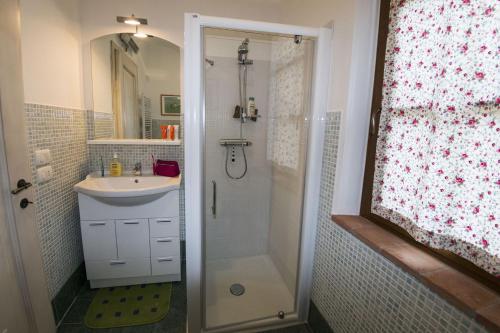 ein Bad mit einer Dusche und einem Waschbecken in der Unterkunft Villa Fiorentina in Castiglion Fiorentino