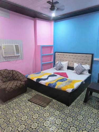 Posteľ alebo postele v izbe v ubytovaní Goroomgo Rainbow Residency Varanasi Near By Assi Ghat River - Excellent Service