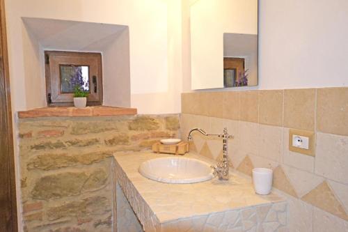 コルトーナにあるAppartamento Lunaのバスルーム(洗面台、鏡付)