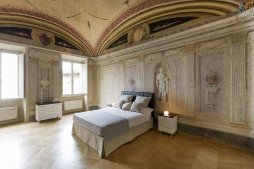 コルトーナにあるAppartamento Suite Imperialeのベッドルーム1室(大型ベッド1台、天井付)