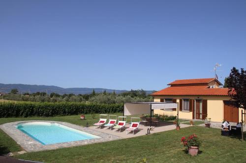 een villa met een zwembad en een huis bij Villa Mira in Cortona