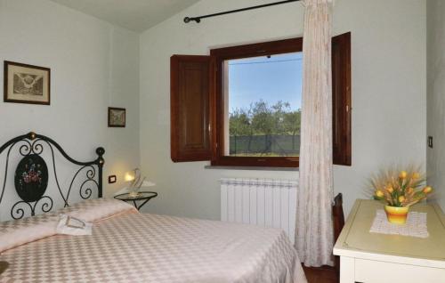 1 dormitorio con cama y ventana en Villa Mira, en Cortona