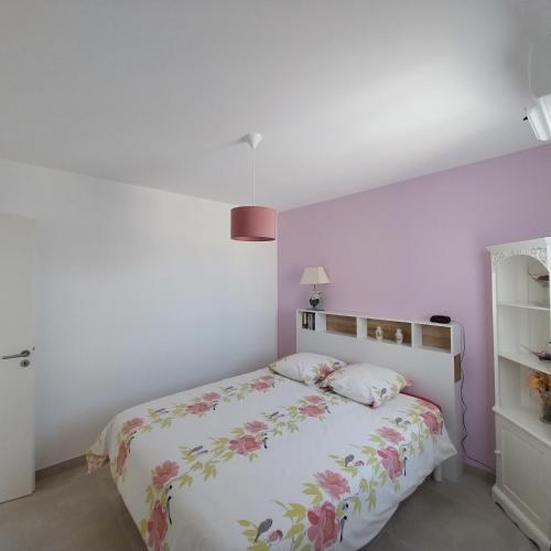 - une chambre blanche avec un lit et une étagère dans l'établissement Superbe T3 wifi climatisé, Le Sunset Lodge, Narbonne Plage, à Narbonne-Plage