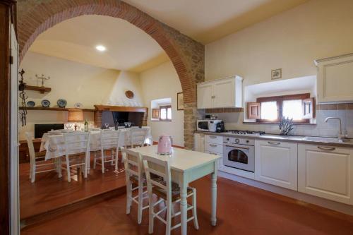a kitchen and dining room with a table and chairs at Villa I Cocciai in Cortona