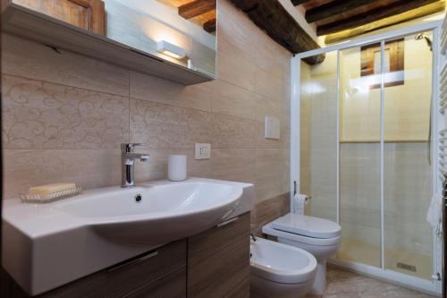 a bathroom with a sink and a toilet at Casa Marlene in Cortona
