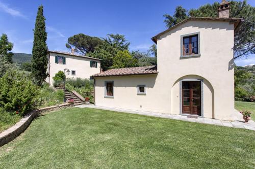 an exterior view of a house with a yard at VILLA SAN PIETRO in Cortona