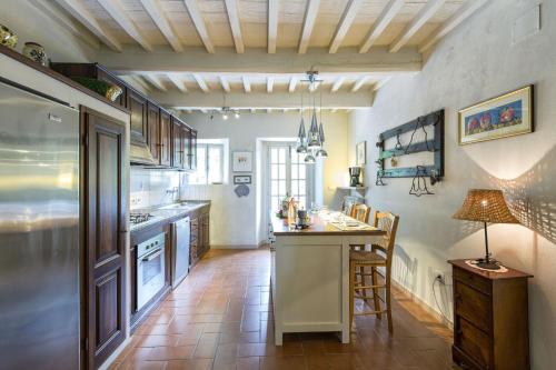 a kitchen with a counter and a table with chairs at Villa Magnolia in Cortona