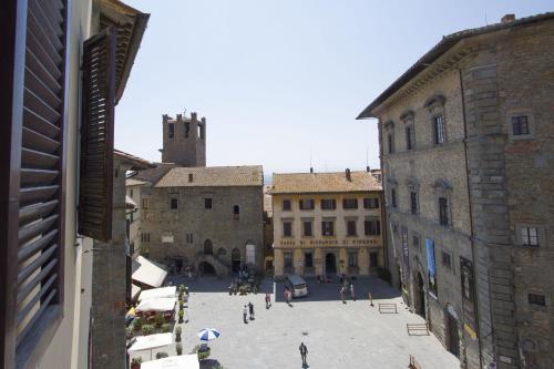 a group of people walking around a courtyard at Cortona Suite in Cortona