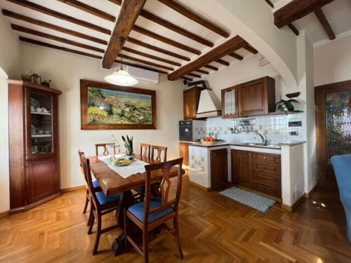 een keuken met een tafel en stoelen in een kamer bij Casa Mirella in Cortona