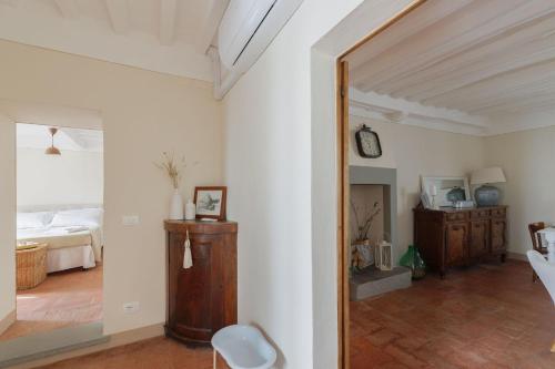 una camera con letto e specchio di Appartamento Mancini a Cortona