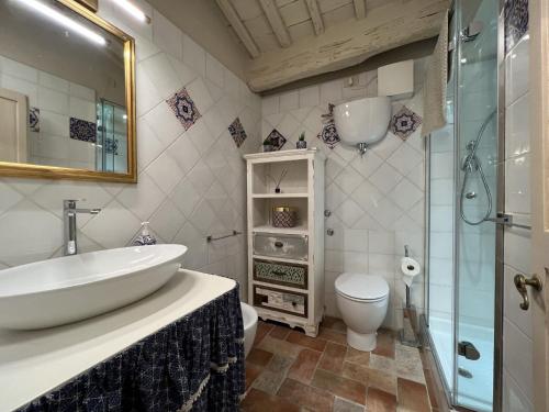 La salle de bains est pourvue d'un lavabo, de toilettes et d'une douche. dans l'établissement Casa Degli Angeli, à Cortone