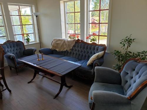 uma sala de estar com um sofá azul e uma mesa em Ferienhaus für 5 Personen ca 100 qm in Rensbyn, Mittelschweden See Runn em Falun