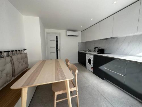 une cuisine avec une table et des chaises dans une pièce dans l'établissement Très bel appartement, moderne, grande terrasse, à Antibes