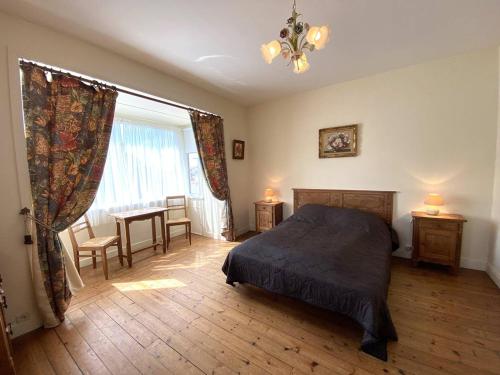 une chambre avec un lit, une table et une fenêtre dans l'établissement Maison bretonne rénovée, proche mer, plage et commerces à Trégastel, avec jardin clos et WIFI - FR-1-368-6, à Trégastel