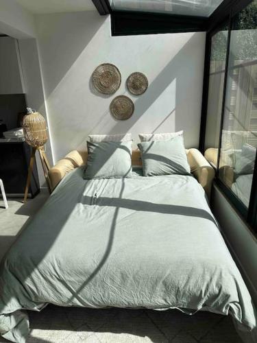 une chambre avec un lit et une fenêtre dans l'établissement Très bel appartement, moderne, grande terrasse, à Antibes