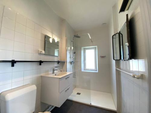 une salle de bain blanche avec un lavabo et des toilettes dans l'établissement Maison bretonne rénovée, proche mer, plage et commerces à Trégastel, avec jardin clos et WIFI - FR-1-368-6, à Trégastel