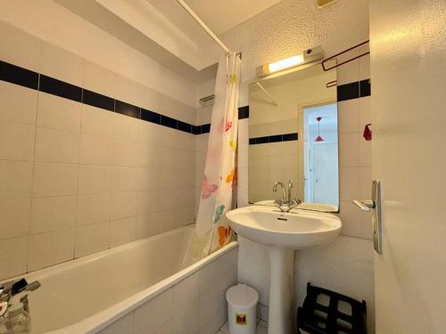 une salle de bain blanche avec un lavabo et une baignoire dans l'établissement Appartement 3 pièces à Carnac, balcon sud, proche plage - 4 pers - FR-1-377-14, à Carnac