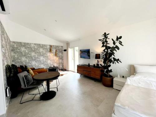 Casita "Zoo" con vistas al mar, al castillo de Denia, al Montgo y piscina comunitaria