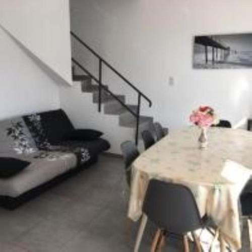 un salon avec une table et un escalier dans l'établissement LOURDES SEGUS Location vacances, à Ségus