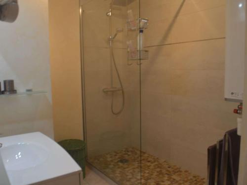 une douche avec une porte vitrée à côté d'un lavabo dans l'établissement Appartement à 5 min de la plage avec terrasse et parking - Fréjus - FR-1-226A-106, à Fréjus