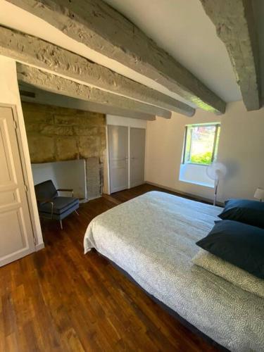 une chambre avec un grand lit et une fenêtre dans l'établissement Sarlat centre historique. Maison de ville, à Sarlat-la-Canéda