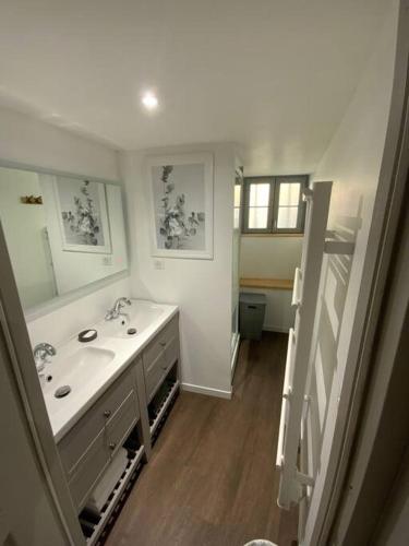 une salle de bain avec un lavabo et un miroir dans l'établissement Sarlat centre historique. Maison de ville, à Sarlat-la-Canéda