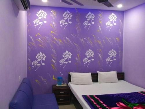 a purple bedroom with a bed and a purple wall at Hotel Atithi Galaxy Kanpur Near Railway Station Kanpur - Wonderfull Stay with Family in Kānpur
