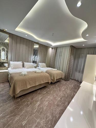 1 Schlafzimmer mit 2 Betten und einer weißen Decke in der Unterkunft Hotel Flash Suite in Istanbul
