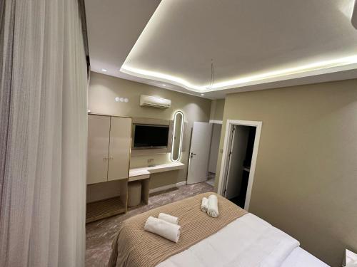 ein Schlafzimmer mit einem Bett mit zwei Handtüchern darauf in der Unterkunft Hotel Flash Suite in Istanbul