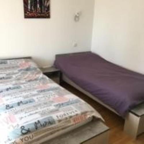 Ce lit se trouve dans un dortoir doté d'un matelas violet. dans l'établissement LOURDES SEGUS Location vacances, à Ségus