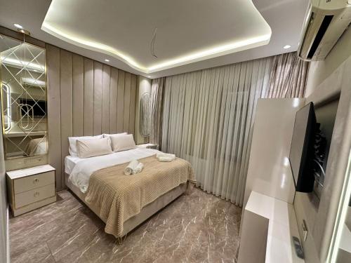 een slaapkamer met een bed en een televisie. bij Hotel Flash Suite in Istanbul