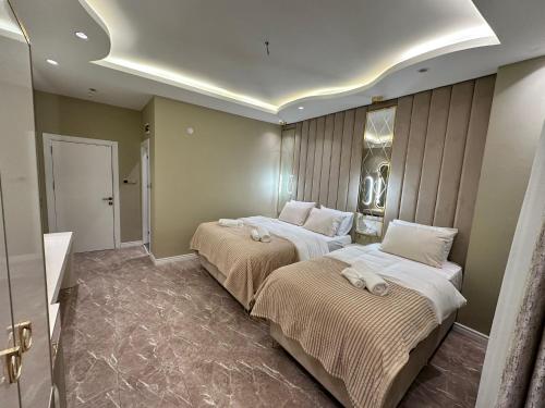een kamer met 2 bedden en handdoeken erop bij Hotel Flash Suite in Istanbul
