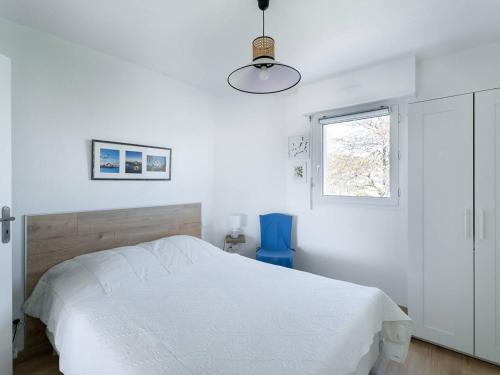 une chambre blanche avec un lit et une fenêtre dans l'établissement Carnac - Duplex 3 pièces avec piscine, proche plage et WiFi inclus - FR-1-477-212, à Carnac