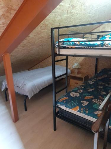 Cette chambre comprend 2 lits superposés et une chaise. dans l'établissement GÏTE MARIA, à Laruns