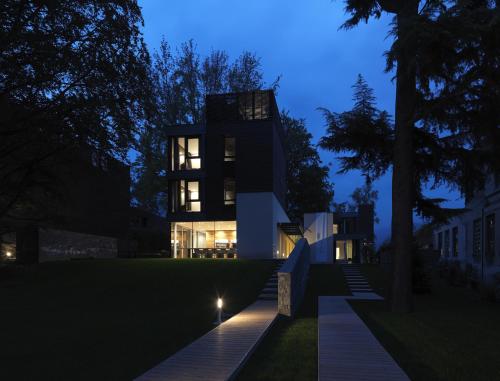 a house at night with its lights on at Casa Sull'Albero in Malgrate
