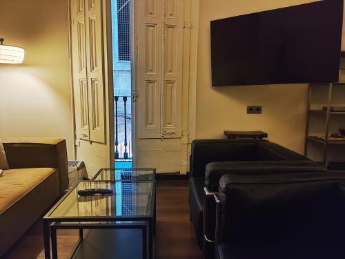 バルセロナにあるClassic styled apartmentのリビングルーム(ソファ、テーブル、テレビ付)