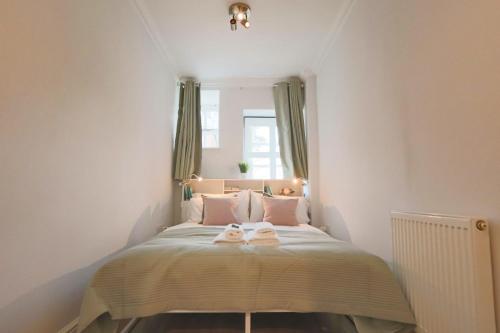 een slaapkamer met een bed met twee handdoeken erop bij Al's Kingsdown Parade F1 in Bristol