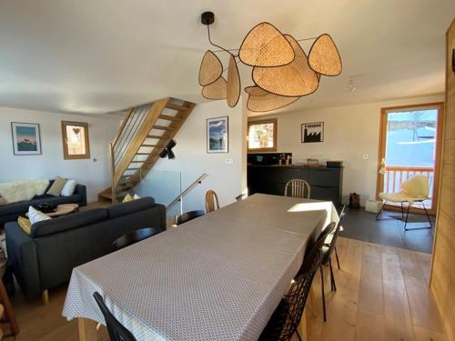 un salon avec une table et un canapé dans l'établissement Chalet rénové pour 12 pers., à 100m des pistes, 300m des commerces, terrasses et parking inclus - FR-1-733-146, à Crest-Voland
