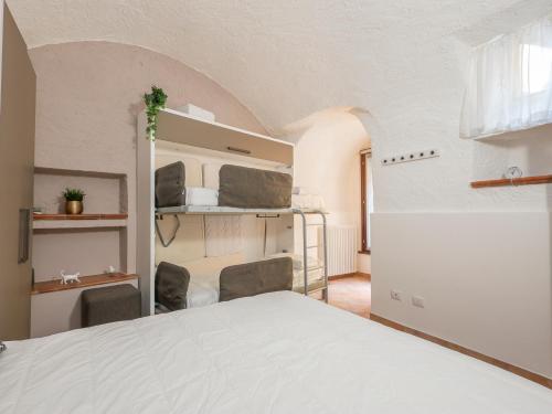 um quarto com uma cama e cadeiras num quarto em I Host Apartment - Volta Lierna em Lierna