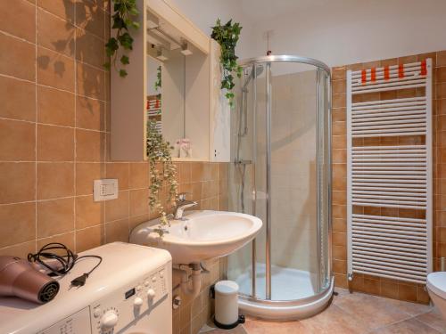 uma casa de banho com um lavatório e um chuveiro em I Host Apartment - Volta Lierna em Lierna
